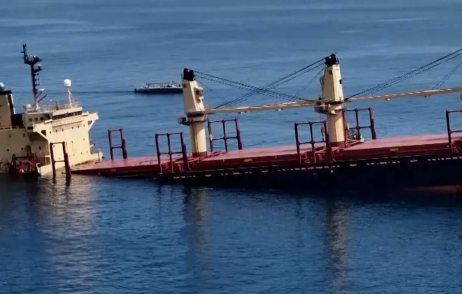 se hunde barco carguero en el mar rojo